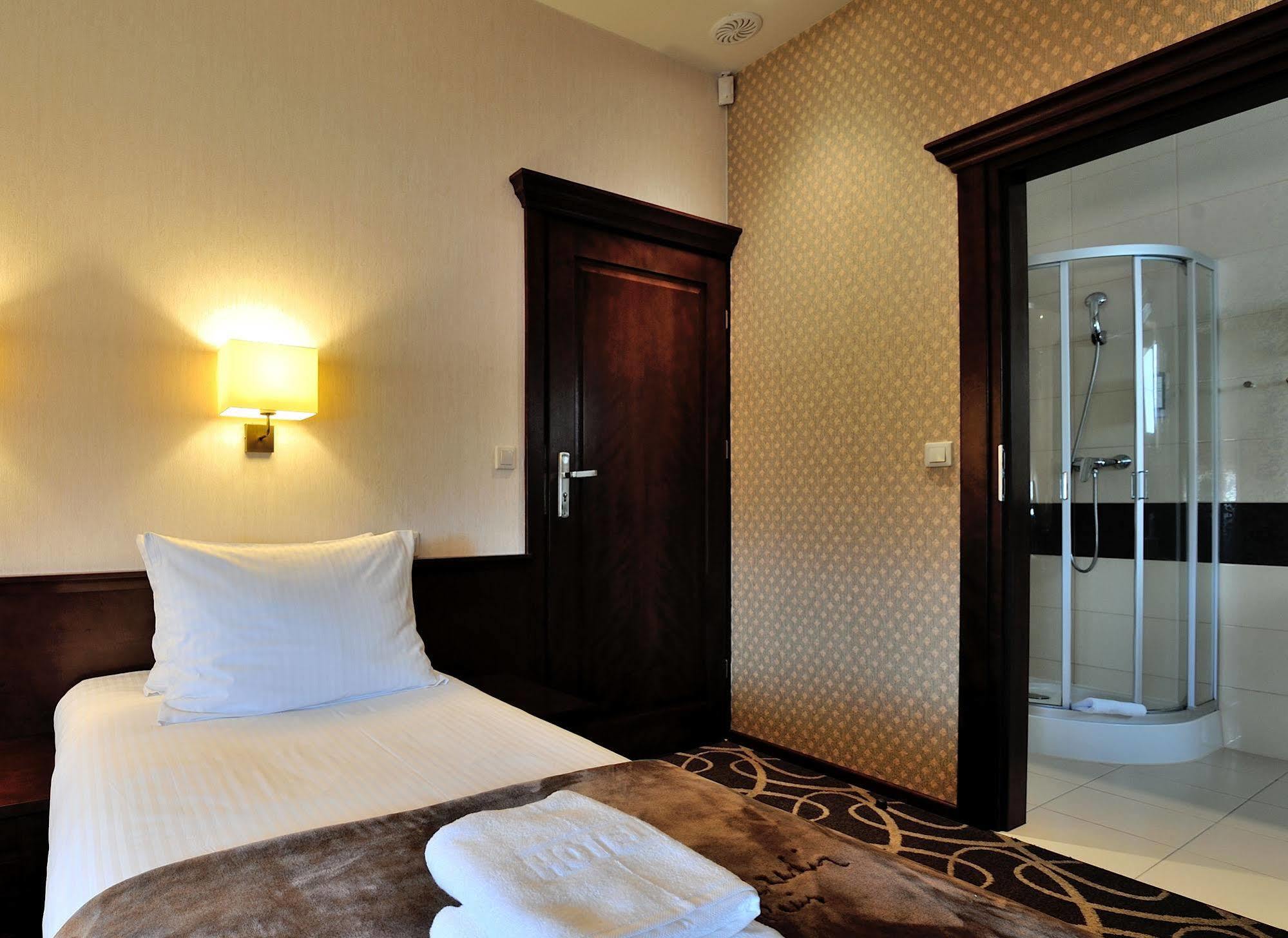 Hotel Dwor Choiny Kazimierówka エクステリア 写真