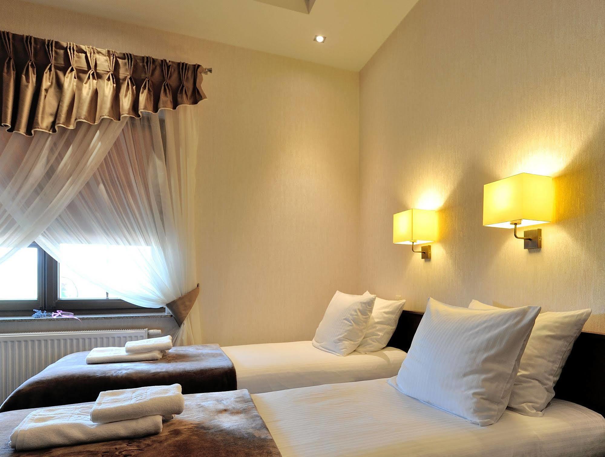 Hotel Dwor Choiny Kazimierówka エクステリア 写真