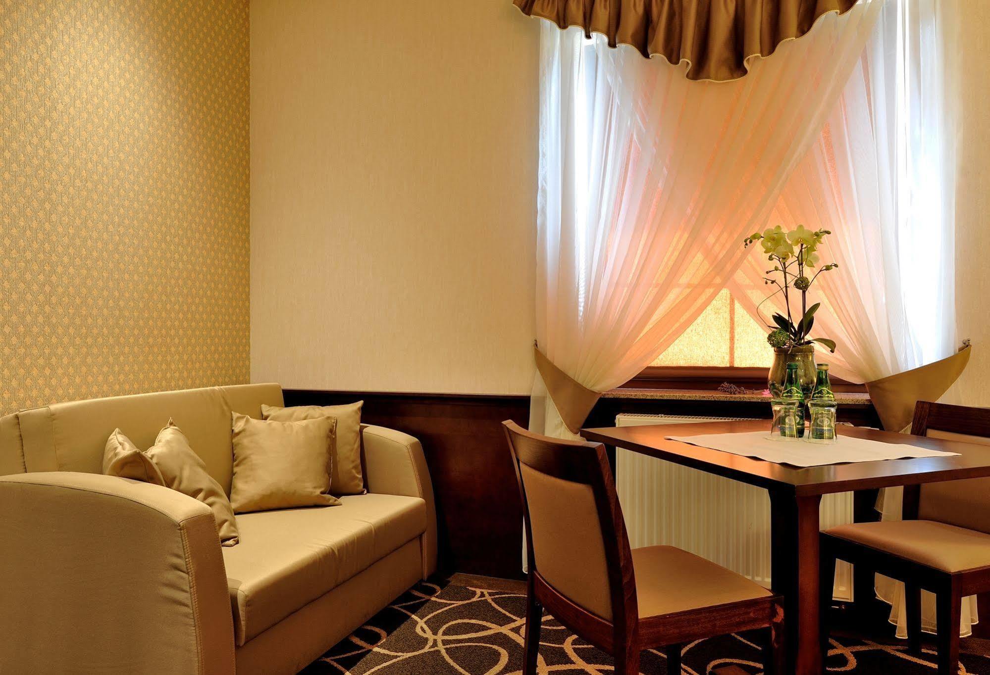 Hotel Dwor Choiny Kazimierówka エクステリア 写真