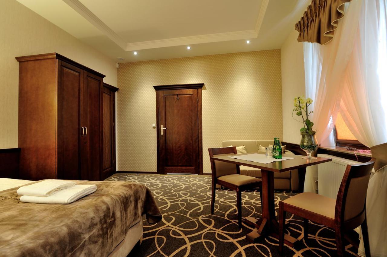 Hotel Dwor Choiny Kazimierówka エクステリア 写真
